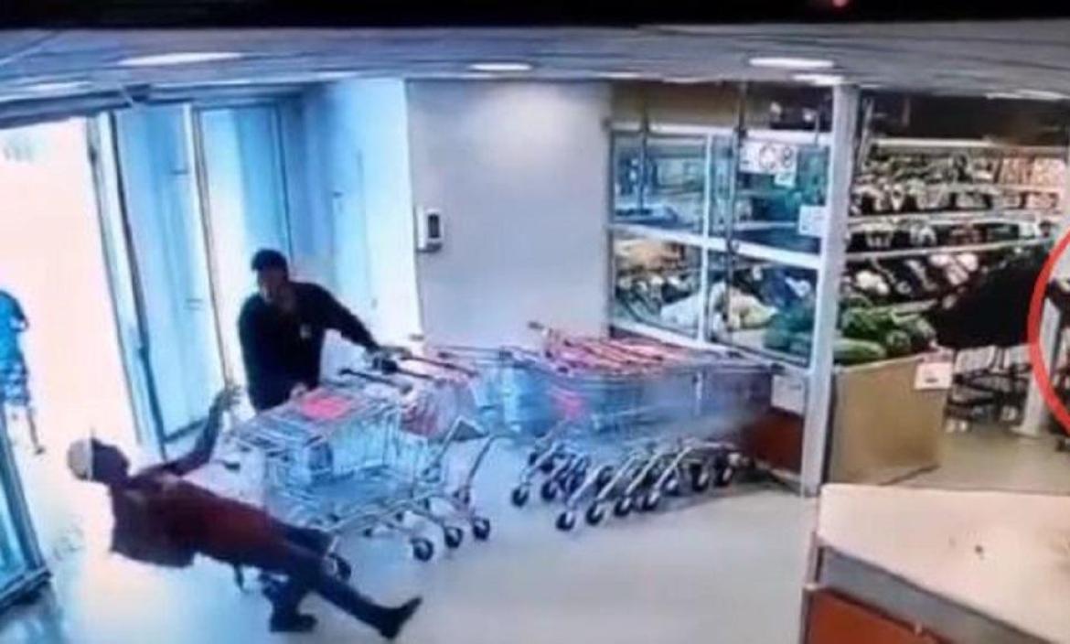 Empleado de Supermercado en Chile Detiene a Ladrón con Habilidosa Jugada