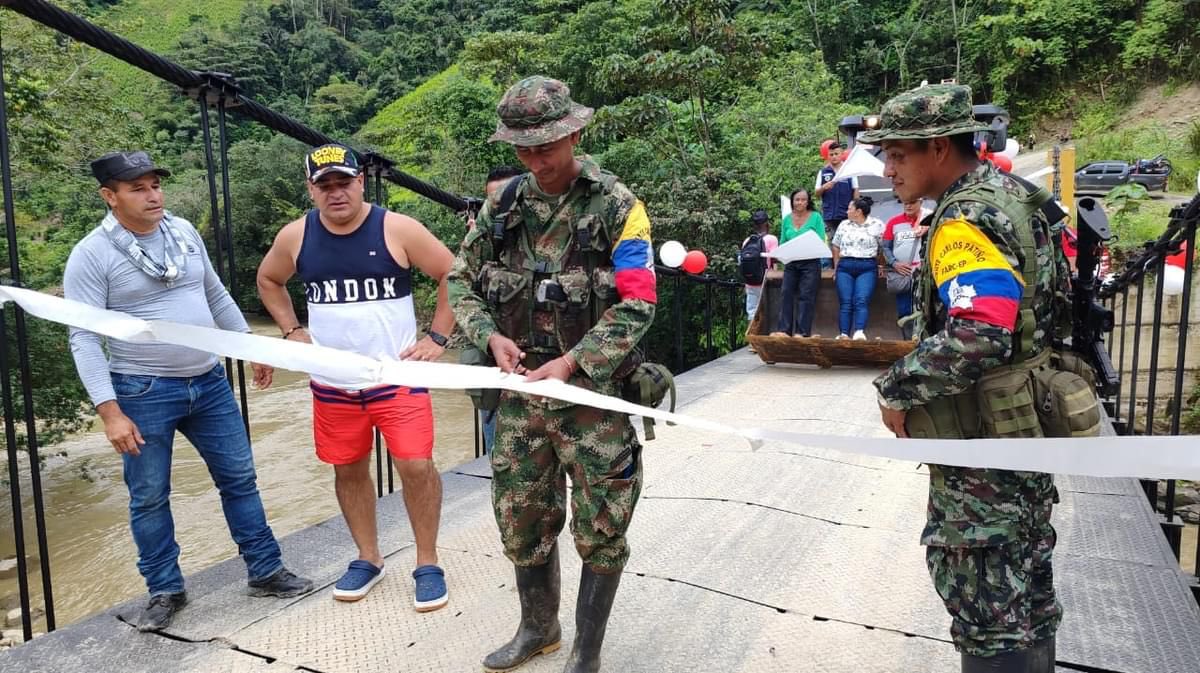 Controversia en Cauca: Disidencias de las FARC Entregan Puente y Maquinaria
