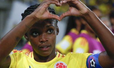 Linda Caicedo lidera la victoria que lleva a la Selección Colombia Femenina Sub-20 a los cuartos de final, donde enfrentará a Francia o Países Bajos. Reescritura de la noticia: Con un gol decisivo de Linda Caicedo, la Selección Colombia Femenina Sub-20 logró una victoria crucial de 1-0 frente a Corea del Sur, asegurando su pase a los cuartos de final del Mundial Sub-20 2024. El encuentro se disputó en el Estadio Pascual Guerrero, donde miles de hinchas colombianos presenciaron un partido lleno de emoción y entrega por parte de las jugadoras. Desde el inicio del encuentro, Colombia dominó la posesión del balón y generó varias oportunidades de gol, pero fue Caicedo quien se encargó de marcar la diferencia con un potente disparo que dejó sin opciones a la arquera surcoreana. La defensa colombiana se mantuvo firme, neutralizando los intentos de Corea del Sur de igualar el marcador. Con esta victoria, el equipo cafetero avanza a la siguiente fase del torneo, donde enfrentará a Francia o Países Bajos el próximo domingo en el mismo estadio. La victoria ha desatado la euforia entre los aficionados, que ya sueñan con ver a Colombia luchar por un puesto en la final.